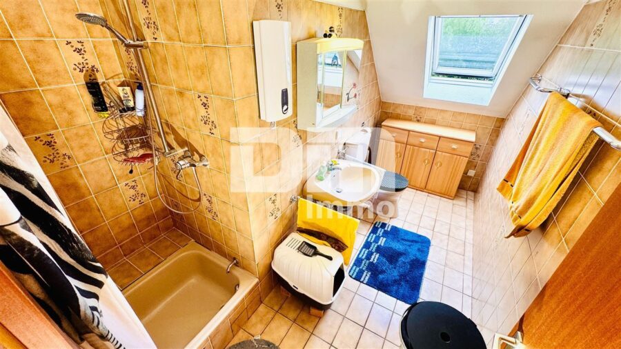 Modernisiertes Einfamilienhaus mit Einliegerwohnung, Wintergarten, Sauna und 2 Garagen - OG / DG Badezimmer / Dusche